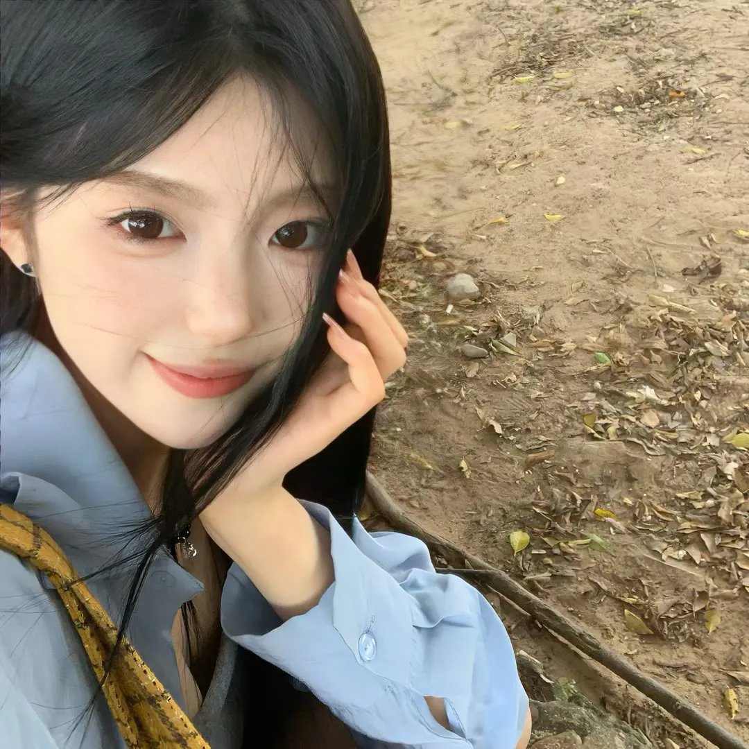 坐在酒吧里吃蛋糕